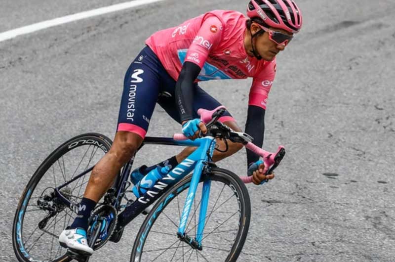 Escándalo en el Giro de Italia: la violenta pelea de Miguel Ángel López con un fanático que lo tumbó en plena carrera