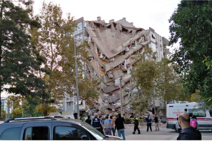 Momento en que un edificio turco se desploma por el terremoto en el Mar Egeo