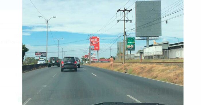 Image result for hombre se desnudo autopista general canas