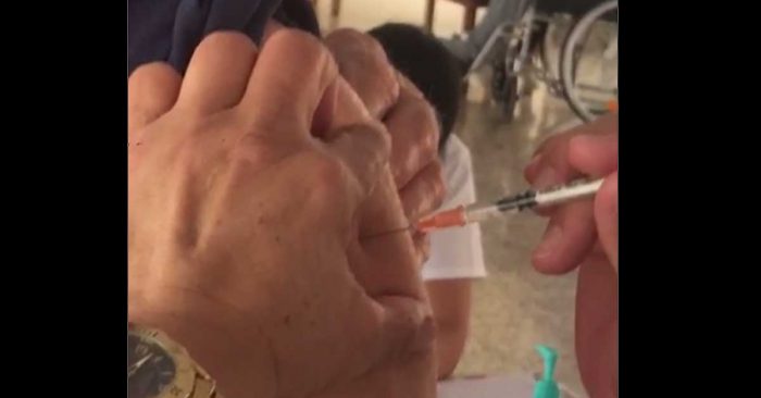 (VIDEO) Denuncian que  vacuna no se aplicó