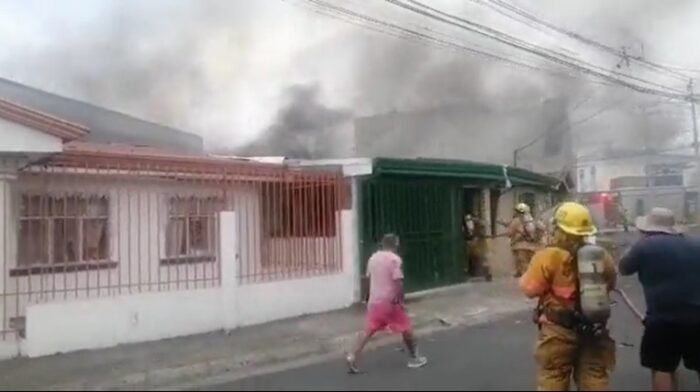 (Vídeo) Así fue como Bomberos ingresó a casa que explotó por pólvora en Cartago