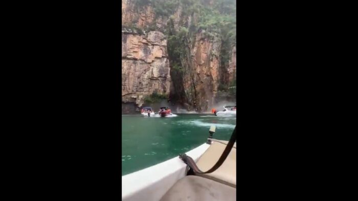 Impactante caída de roca en lago en el que había decenas de turistas deja al menos 5 muertos