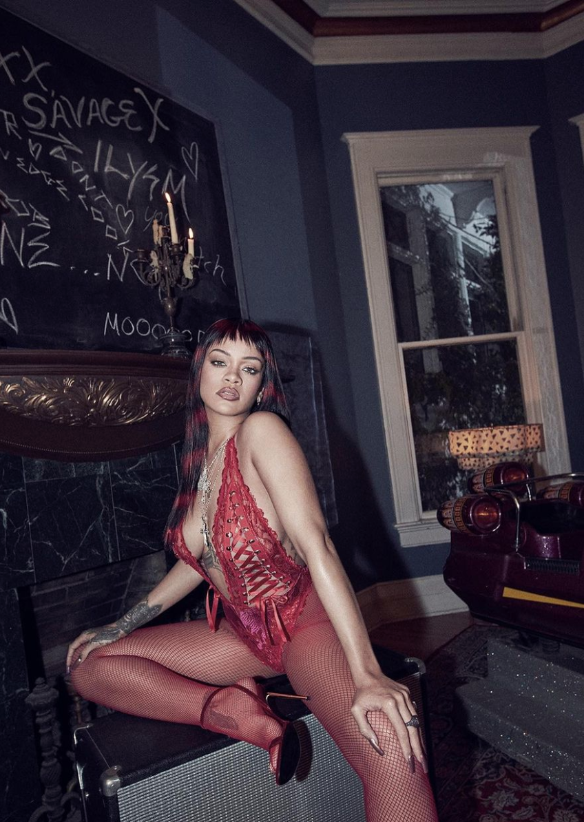 Rihanna estalla las redes promocionando su marca de lencería y con un nuevo look