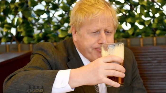 La policía analiza 300 fotografías en las que Boris Johnson está bebiendo cerveza