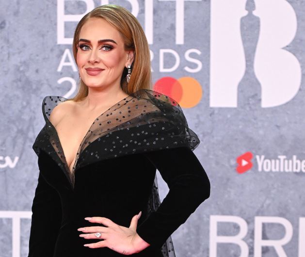 Adele en la alfombra roja de los BRIT