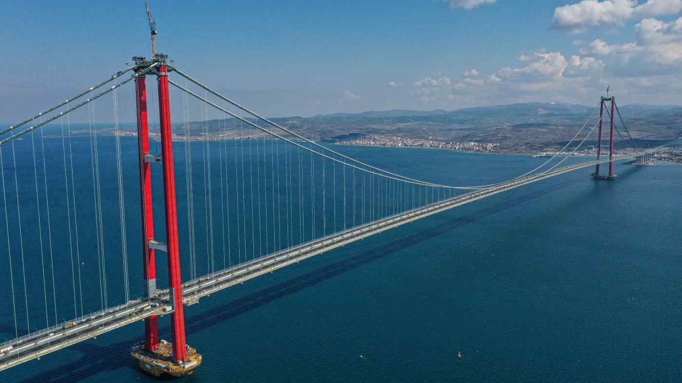 La construcción rompe el récord de puente colgante más largo del mundo.
