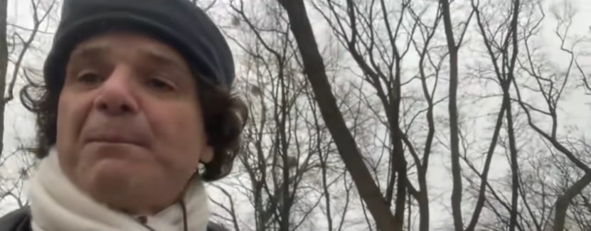 Un periodista chileno es intimidado por militares en Kiev en un video viral