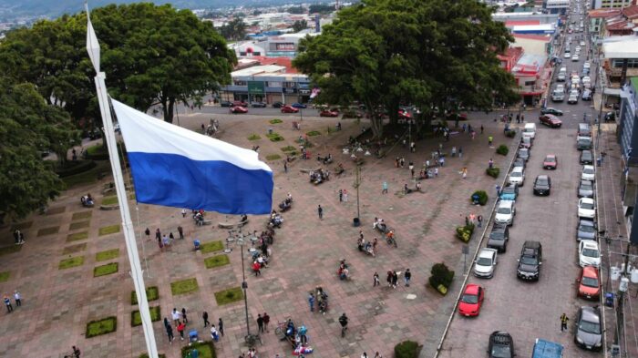 Bandera del Cartaginés de 9 metros ondeará en la Plaza Mayor | Repretel