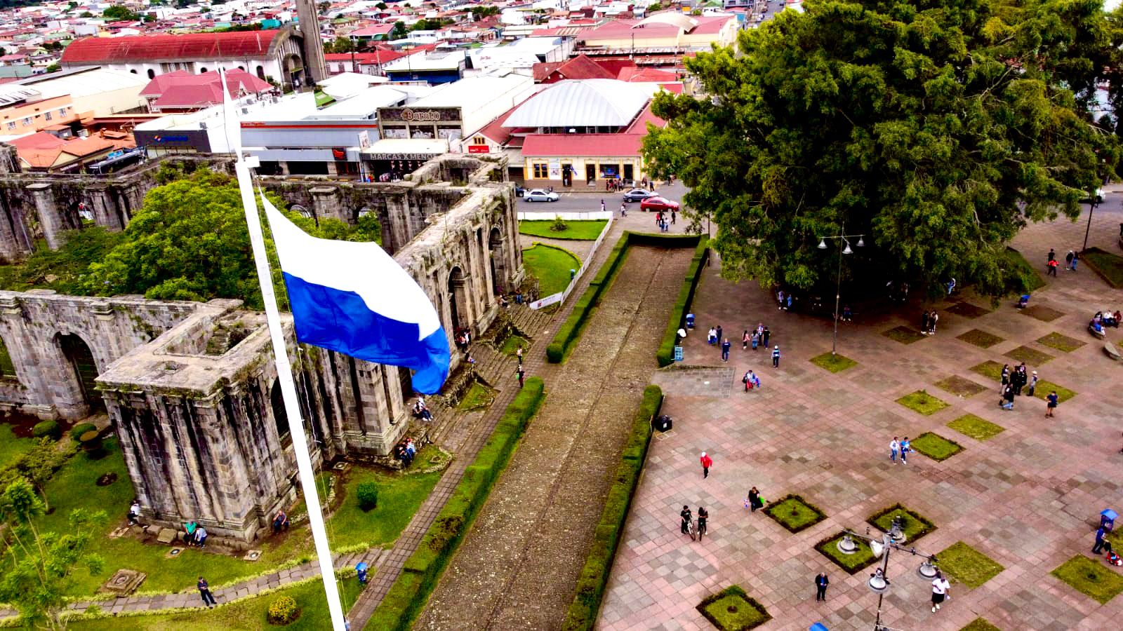 Bandera del Cartaginés de 9 metros ondeará en la Plaza Mayor | Repretel