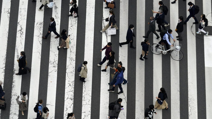 Paso de peatones en una calle comercial de Tokio. Marzo de 2023.