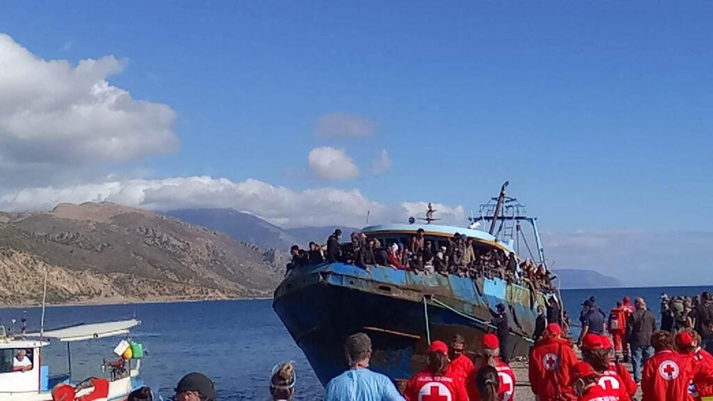 Operación de rescate a un barco de migrantes en la isla de Creta, con cerca de 400 personas a bordo. El 22 de noviembre de 2022