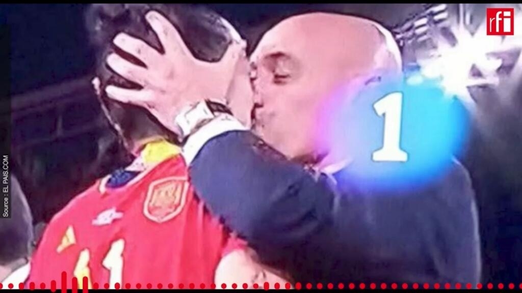 Luis Rubiales,en el momento en el que besa a Hermoso sin consentimiento tras ganar el Mundial