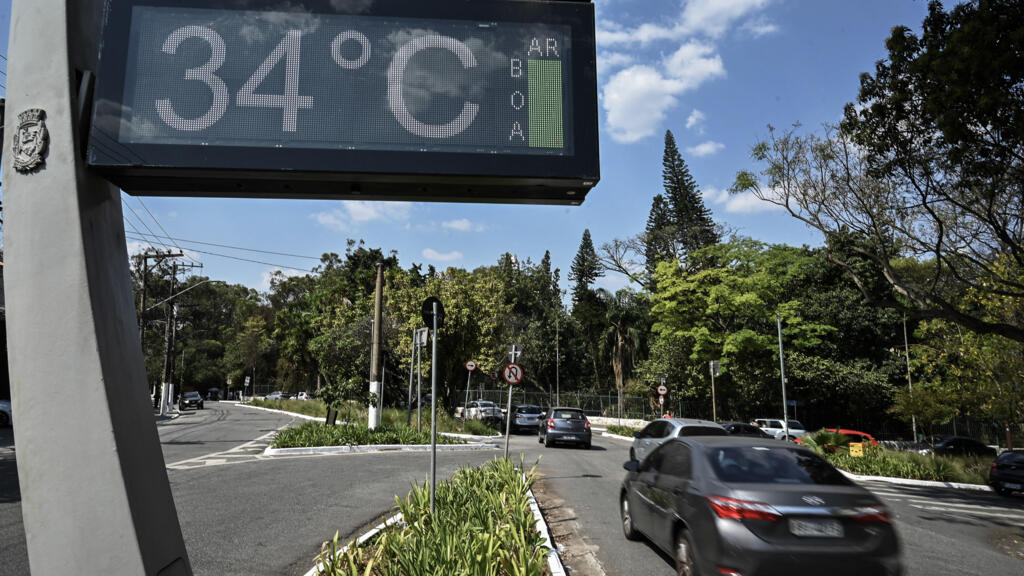 Un reloj muestra la temperatura de 34 grados centígrados en Sao Paulo, Brasil, el 23 de agosto de 2023. Brasil vive una ola de calor en pleno invierno, con la metrópoli de Sao Paulo a punto de batir los récords históricos del mes de agosto y de 2023. Los habitantes de la mayor ciudad de América Latina, con 11,5 millones de habitantes, se han visto sorprendidos por temperaturas casi diez grados por encima de la media para este mes, de 24,5°C, según las mediciones del Instituto Nacional de Meteorología (Inmet).