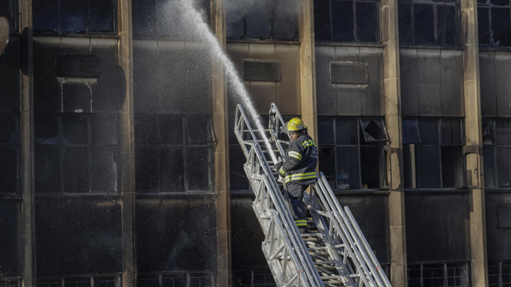 El mortal incendio arrasó durante la noche el edificio de cinco plantas destinado a viviendas ilegales en Johannesburgo.