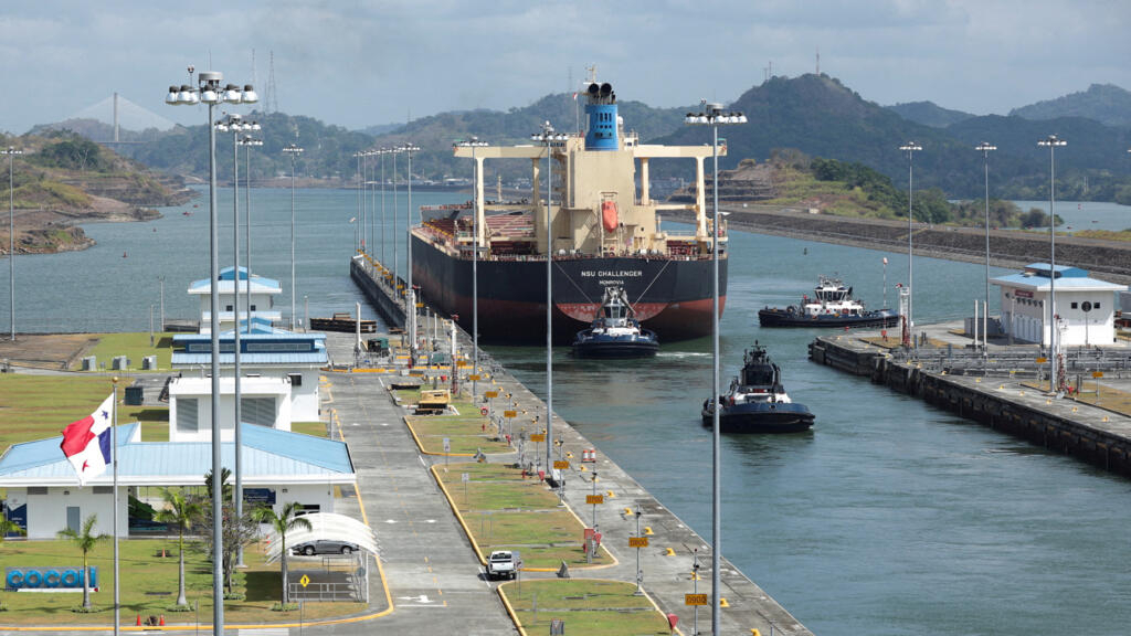 Carguero transitando por el Canal de Panama, 19 de abril 2023.