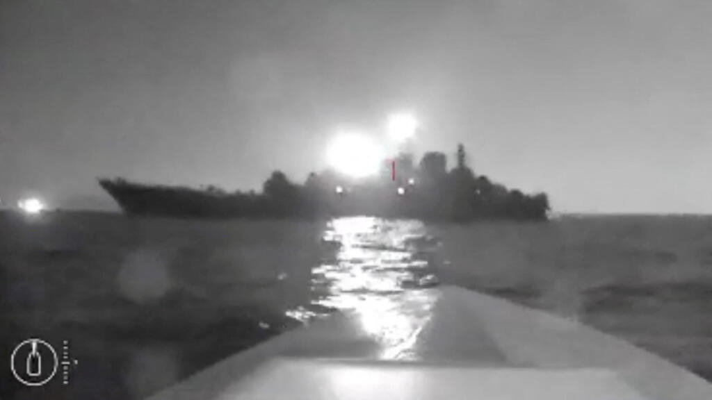 Un dron marino muestra la silueta del buque Olenegorsky Gornyak cerca del puerto de Novorossiysk, Rusia, en esta captura de pantalla obtenida de un video en redes sociales publicado el 4 de agosto de 2023.