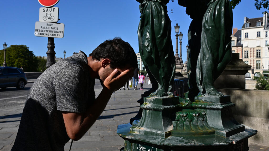 Un hombre se refresca la cara en París el 21 de agosto de 2023, en plena ola de calor.