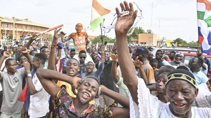 Cerca de 30.000 partidarios de los generales se congregaron el domingo en un estadio de Niamey para dar su apoyo y escuchar a una delegación del CNSP.