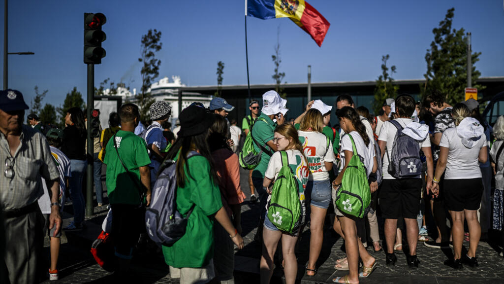 Peregrinos se reúnen la víspera del inicio de la Jornada Mundial de la Juventud, en Lisboa, Portugal, el 31 de julio de 2023.