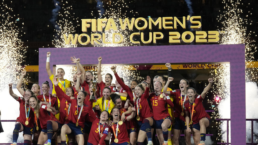 La selección española celebra con el trofeo tras ganar la final de la Copa Mundial Femenina de fútbol contra Inglaterra en el Estadio Australia de Sídney, Australia, el domingo 20 de agosto de 2023.