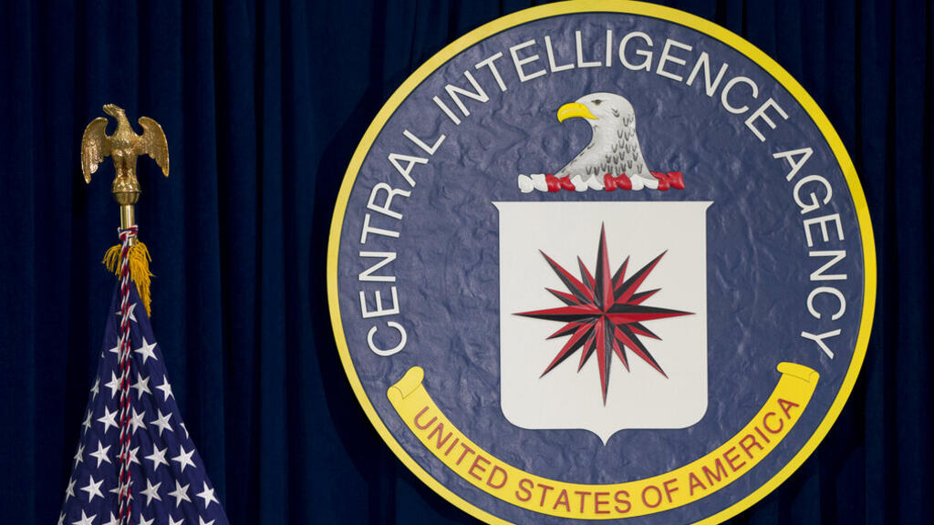 ARCHIVO - Esta foto de archivo del 13 de abril de 2016 muestra el sello de la Agencia Central de Inteligencia en la sede de la CIA en Langley, Virginia.