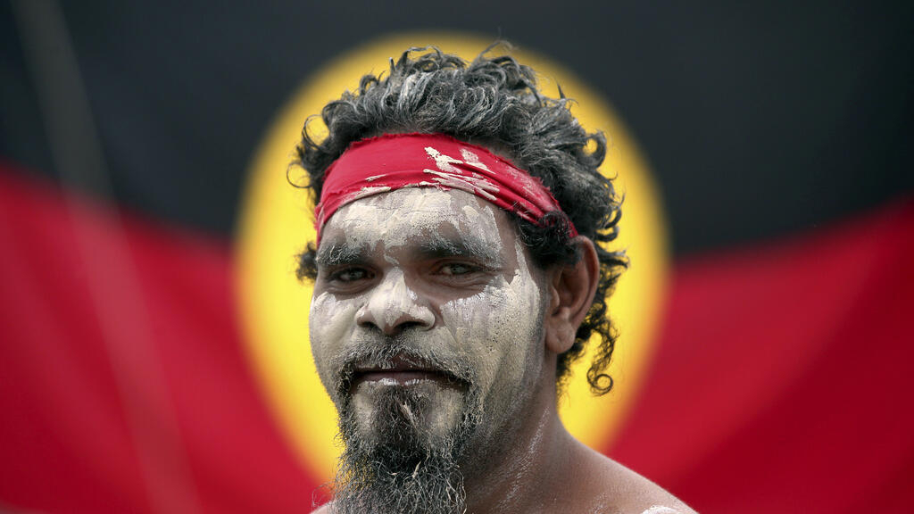 Stedman Sailor frente a la bandera de los Pueblos Aborígenes Australiano. Foto de ilustración