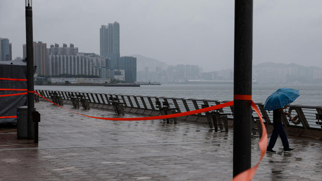 Un hombre hace frente a los vientos mientras se aproxima el supertifón Saola, en Hong Kong, China, el 1 de septiembre de 2023. REUTERS/Tyrone Siu