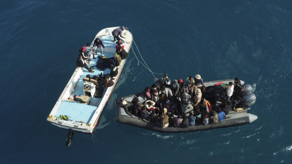 Dos barcas con migrantes a bordo de diferentes nacionalidades entran en el puerto de Garabulli, en Libia, tras haber sido rescatados en el mar Mediterráneo, el 25 de abril de 2023.