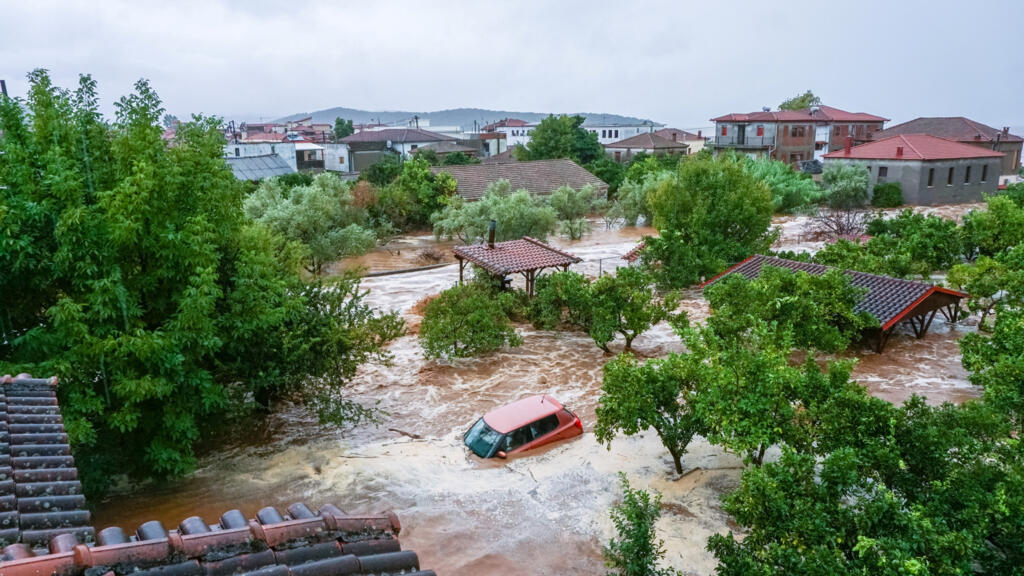 Un coche queda sumergido bajo el agua durante una tormenta en el monte Pelión, cerca de Volos, Grecia, 5 de septiembre de 2023.