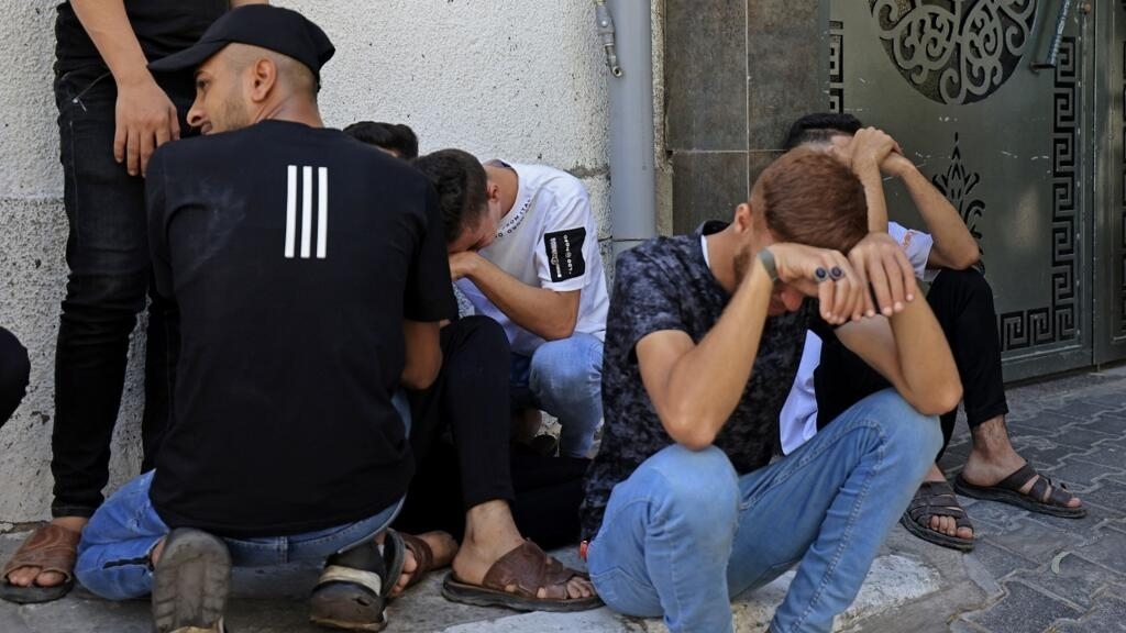 En Gaza, los residentes lloran la muerte de varios palestinos en los ataques aéreos del ejército israelí en represalia por la ofensiva de Hamás del 7 de octubre de 2023.