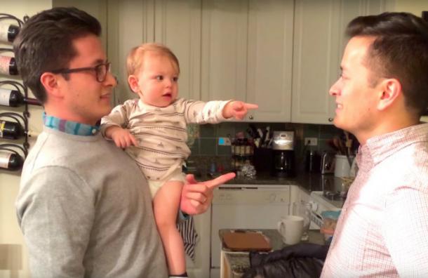 VIDEO: La graciosa confusión de este bebé al conocer al gemelo de su papá