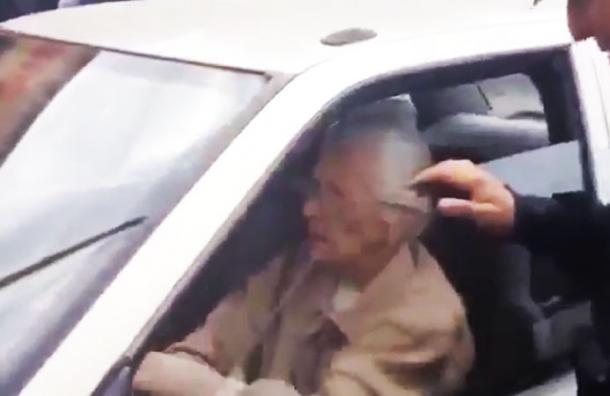 Parecía una inocente abuelita, pero al volante es un verdadero peligro