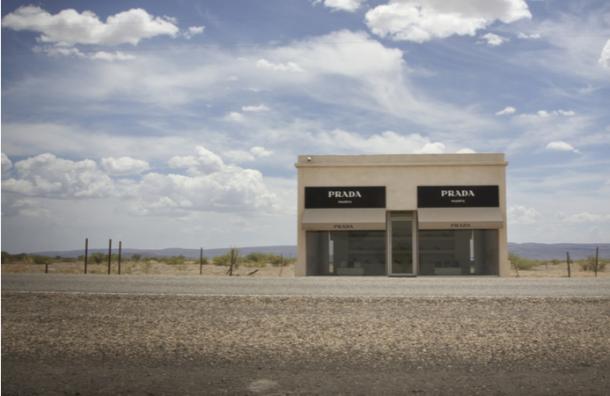 La historia de la tienda de Prada en medio del desierto de Texas a la que  nadie puede entrar | Repretel
